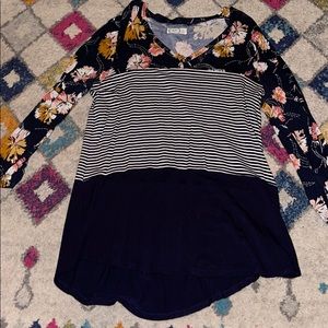 Super cute floral color block v neck